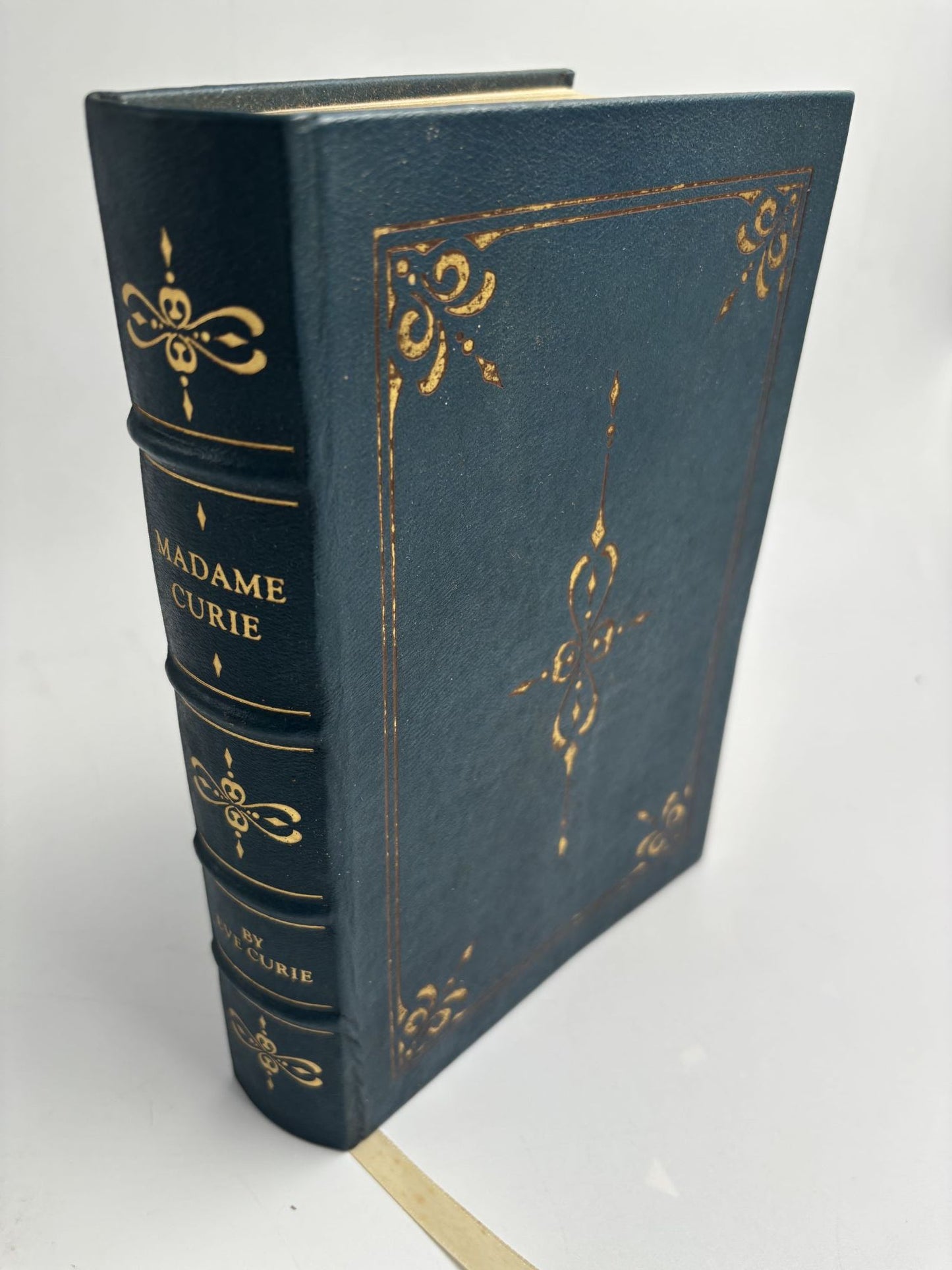 Madame Curie: A Biography By Eve Curie